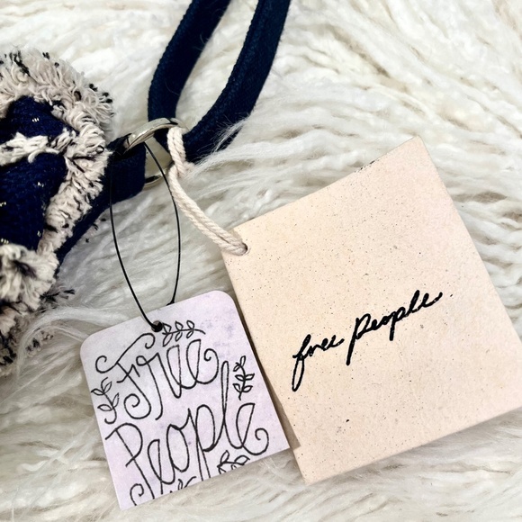 Free People "Crossbody bag in Navy and Cream" NWT - Picture 3 of 7
